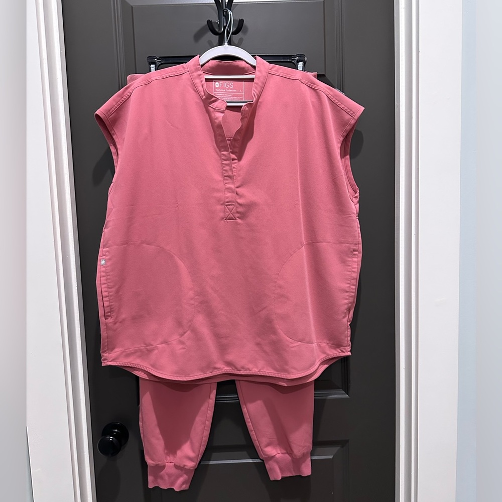 Figs limited edition Quartz scrubs. Rafaela top, Zamora joggers.